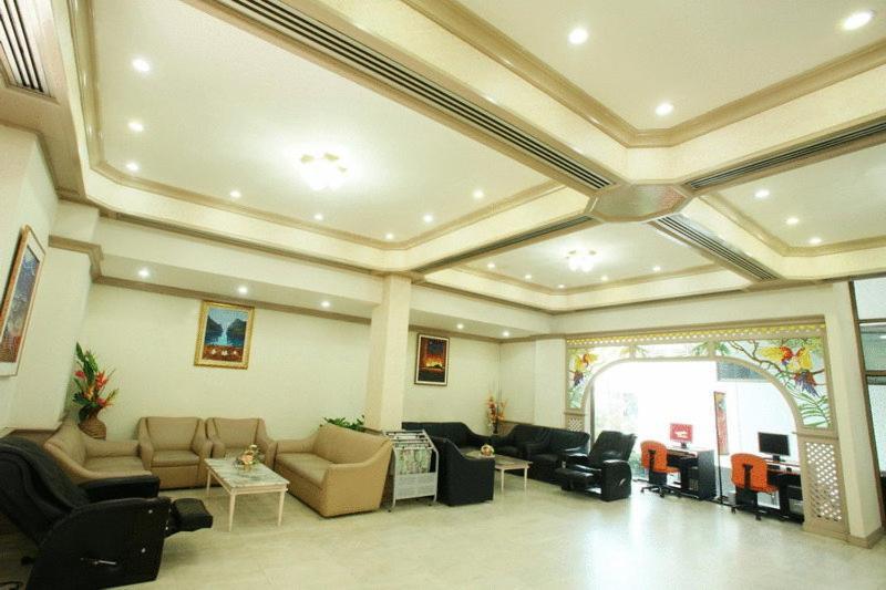 Thumrin Hotel Транг Экстерьер фото