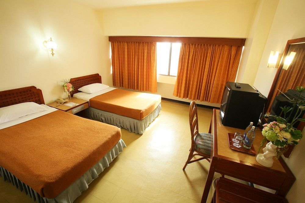 Thumrin Hotel Транг Экстерьер фото